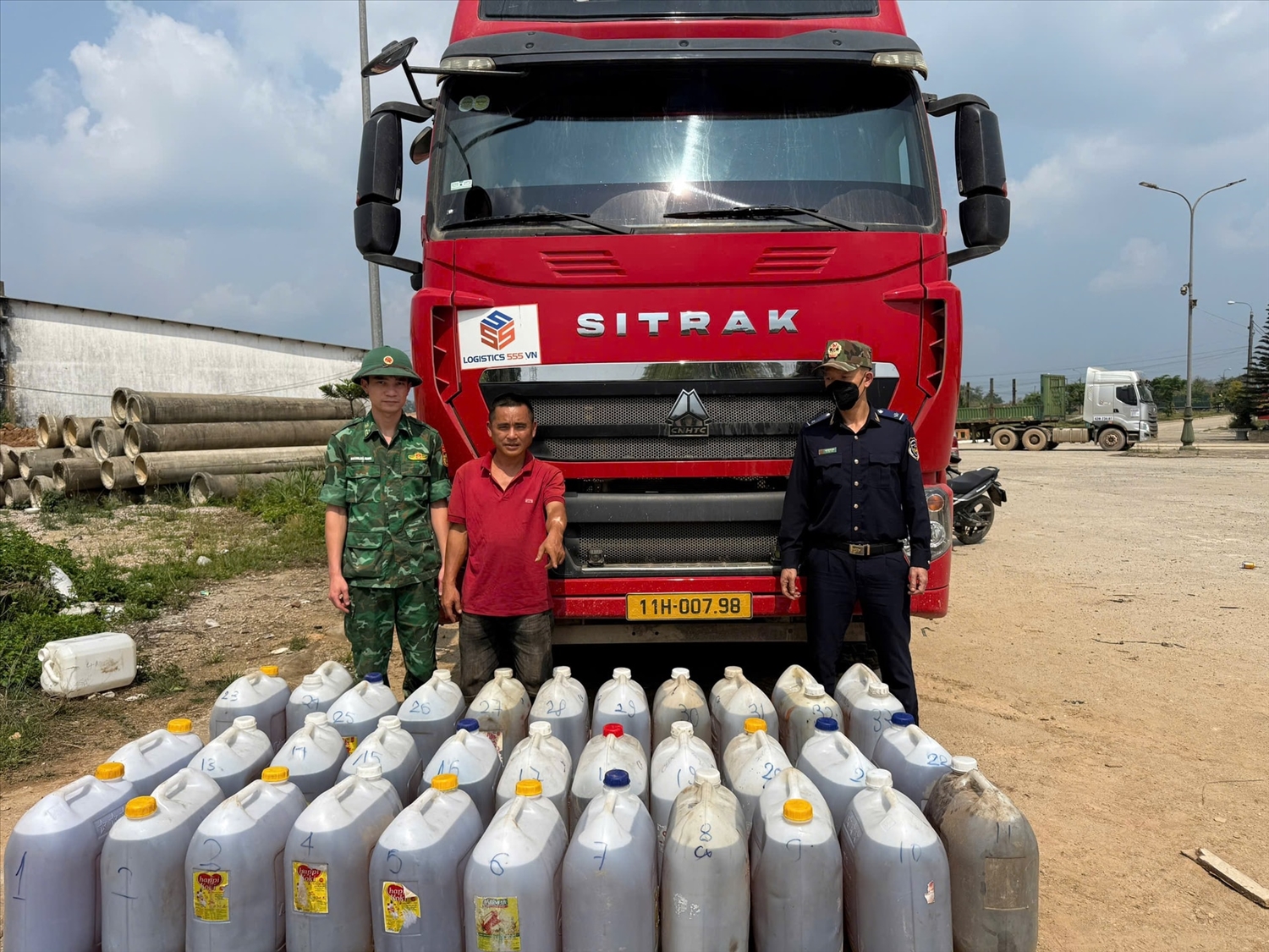 Lực lượng chức năng TP Đà Nẵng phát hiện gần 900 lít dầu diesel vận chuyển trái phép qua cửa khẩu Nam Giang. (Ảnh Biên phòng Đà Nẵng cung cấp)