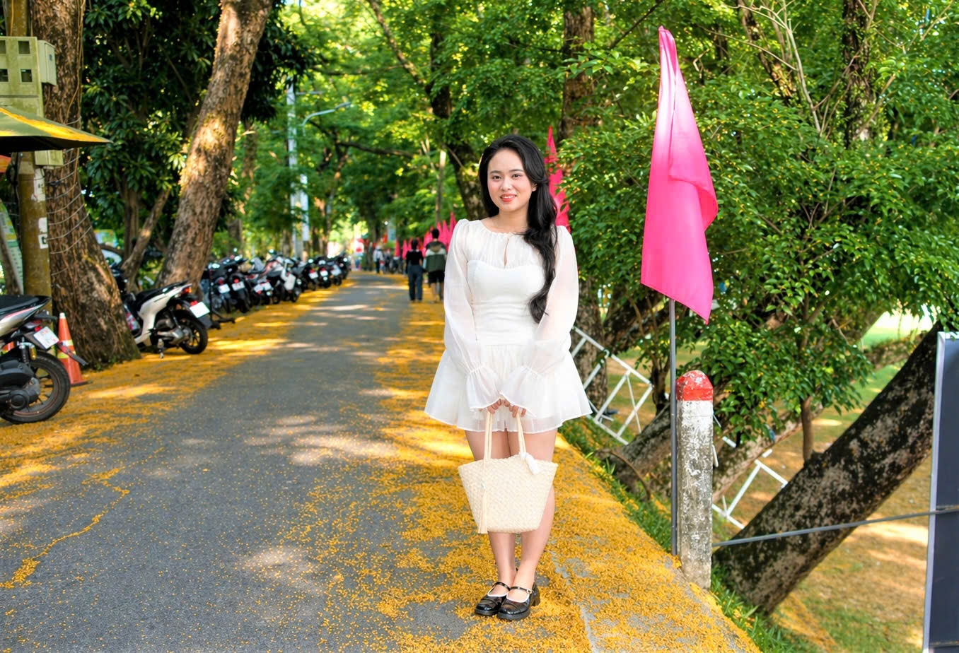 Nhiều người thích thú chụp ảnh cùng hoa sưa. (Ảnh ĐC)