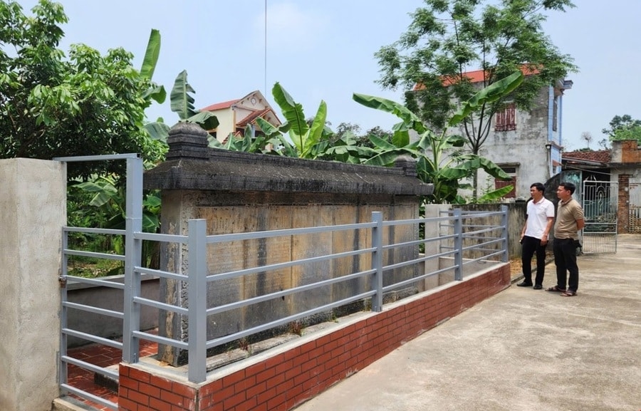 Tấm bia đã được "giải cứu" sau nhiều năm bị trưng dụng làm tường rào nhà dân