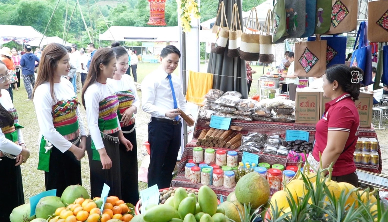 Không gian các gian hàng trưng bày sản phẩm đặc trưng tại tuần lễ.