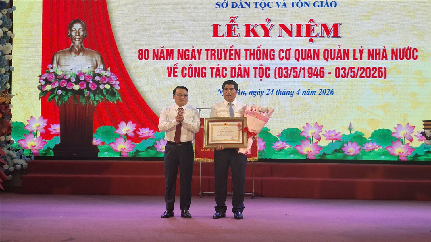 Thừa ủy quyền, ông Phòng Thành Vinh, Phó Chủ tịch UBND tỉnh Nghệ An trao Huân chương lao động hạnh III của Chủ Tịch nước cho ông Vi Văn Sơn, Giám đốc Sở Dân tộc và Tôn giáo tỉnh Nghệ An (Ảnh: Phạm Tiến)