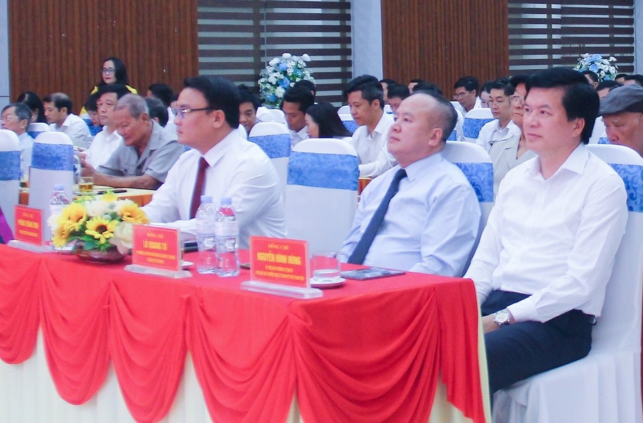 Ông Lò Quang Tú, Vụ trưởng Vụ Tuyên truyền công tác dân tộc, tôn giáo, Bộ Dân tộc và Tôn giáo (thứ 2, từ phải qua) tham gia buổi lễ (Ảnh: Phạm Tiến)