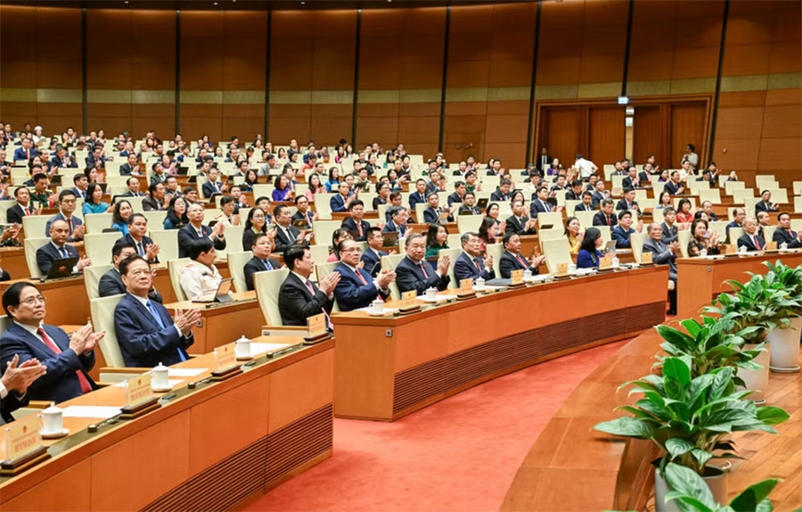 Các đồng chí Lãnh đạo, nguyên Lãnh đạo Đảng và Nhà nước cùng các đại biểu dự phiên bế mạc Kỳ họp. (Ảnh: Duy Linh) 