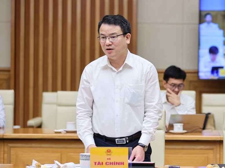 Thứ trưởng Bộ Tài chính Trần Quốc Phương báo cáo tại cuộc họp - Ảnh: VGP/Nhật Bắc