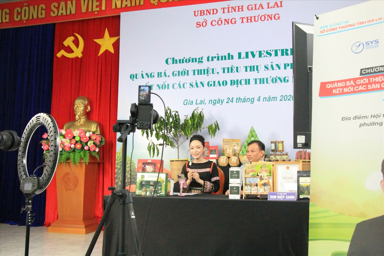 Hoa hậu người Việt tại Nga năm 2007 Trương Hồ Phương Nga giới thiệu các sản phẩm nông sản chủ lực, đặc trưng của tỉnh