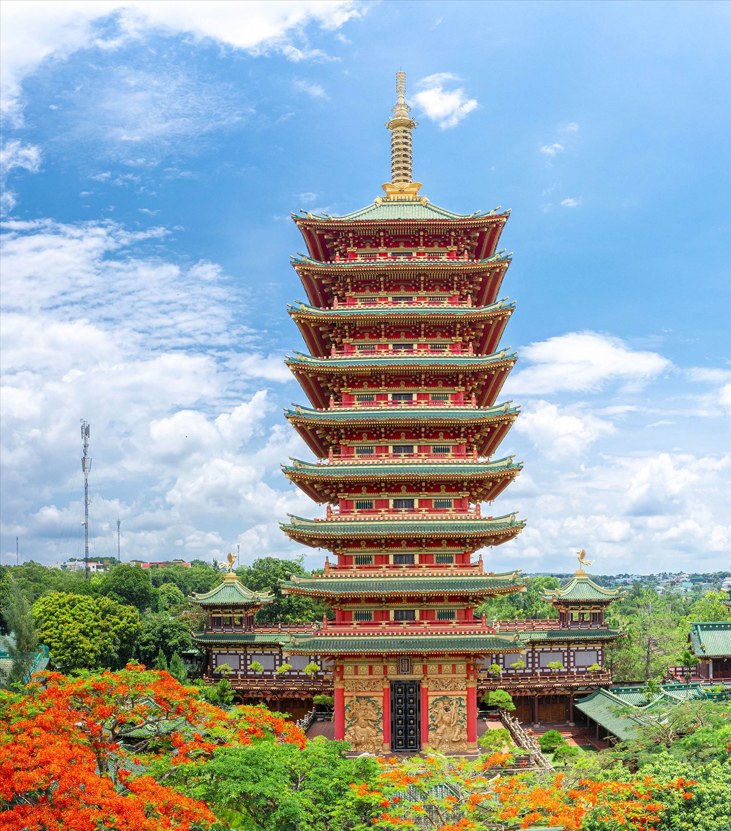 Bảo tháp cao nhiều tầng, sừng sững vươn lên nền trời xanh