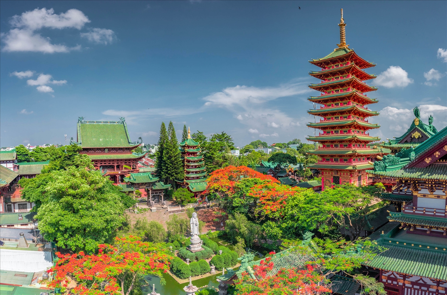 Không gian vườn nhẹ nhàng bên trong chùa Minh Thành cũng là điểm thu hút các tín đồ du lịch đến đây tham quan chiêm bái