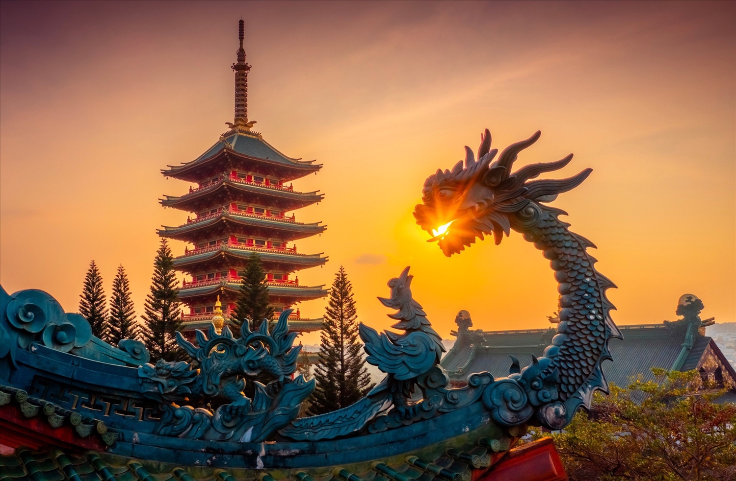 Vẻ trầm mặc, linh thiêng trong ánh chiều tà của chùa Minh Thành