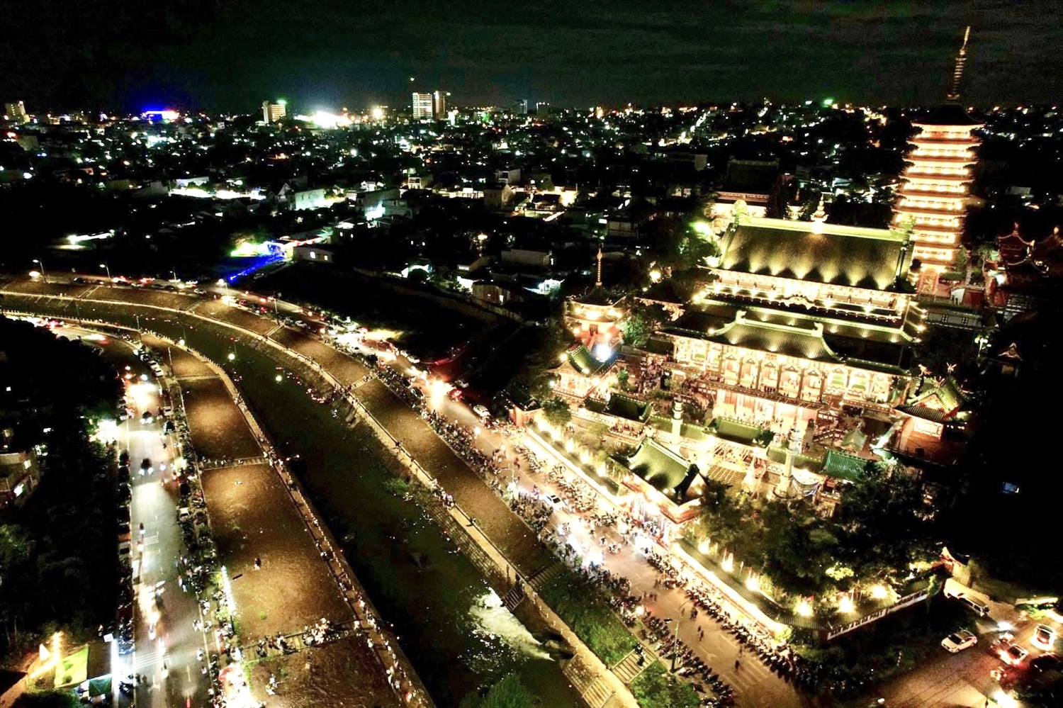 Vẻ đẹp lung linh, huyền bí của chùa Minh Thành khi về khuya