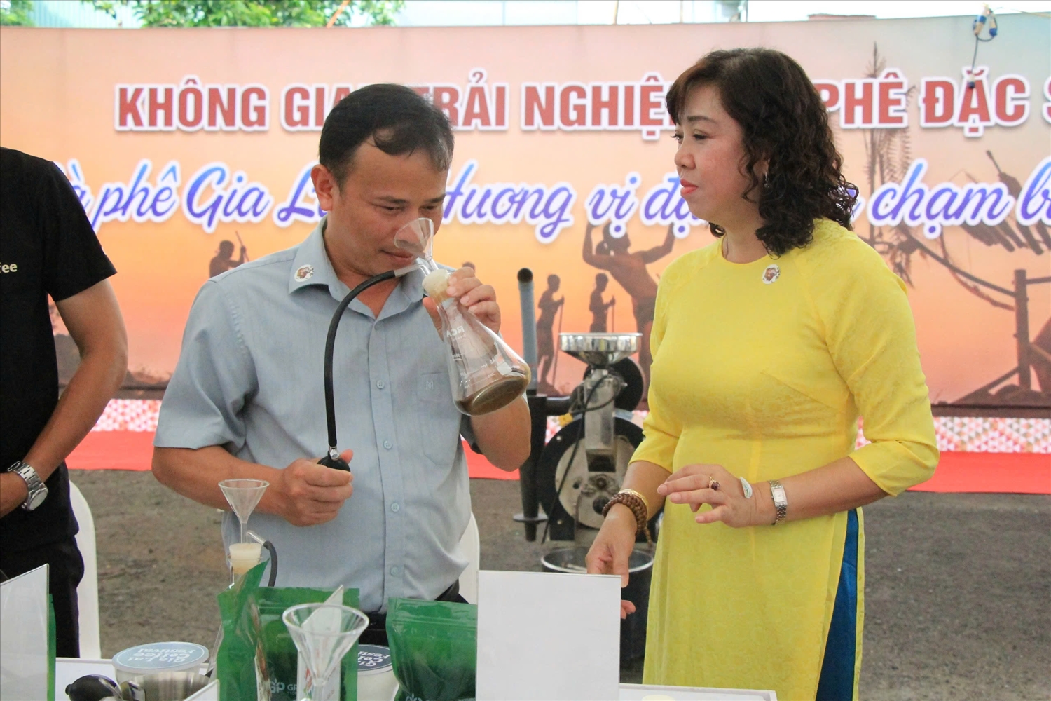 Người dân và du khách trải nghiệm quy trình rang xay cà phê, thưởng thức các dòng cà phê đặc sản chất lượng cao