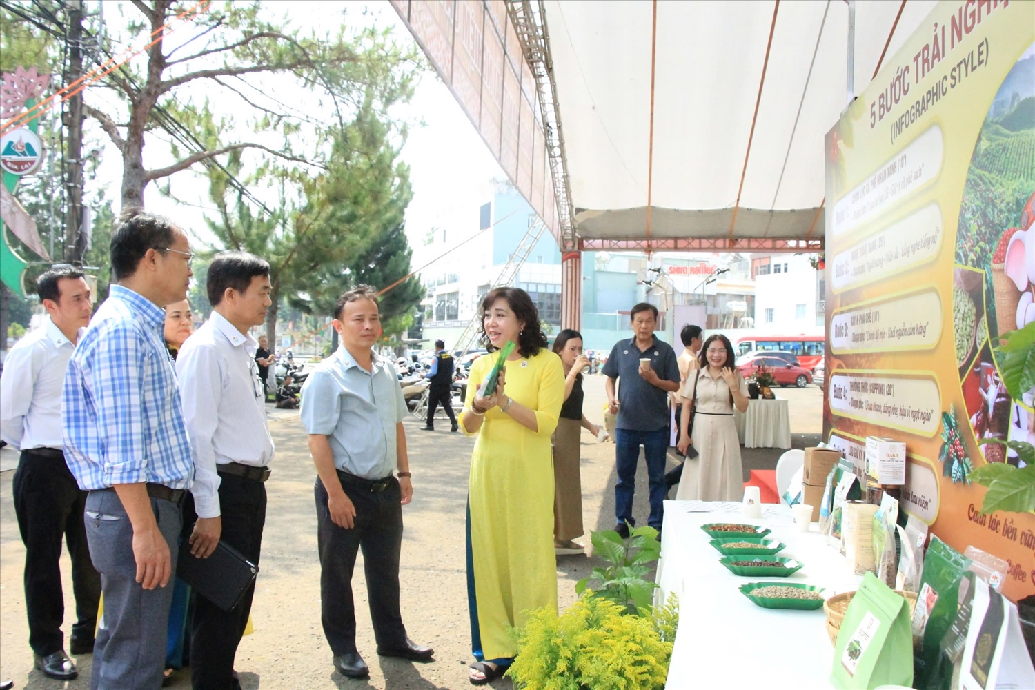 Đại biểu cùng người dân tìm hiểu câu chuyện văn hóa gắn với hành trình phát triển của cà phê Việt Nam