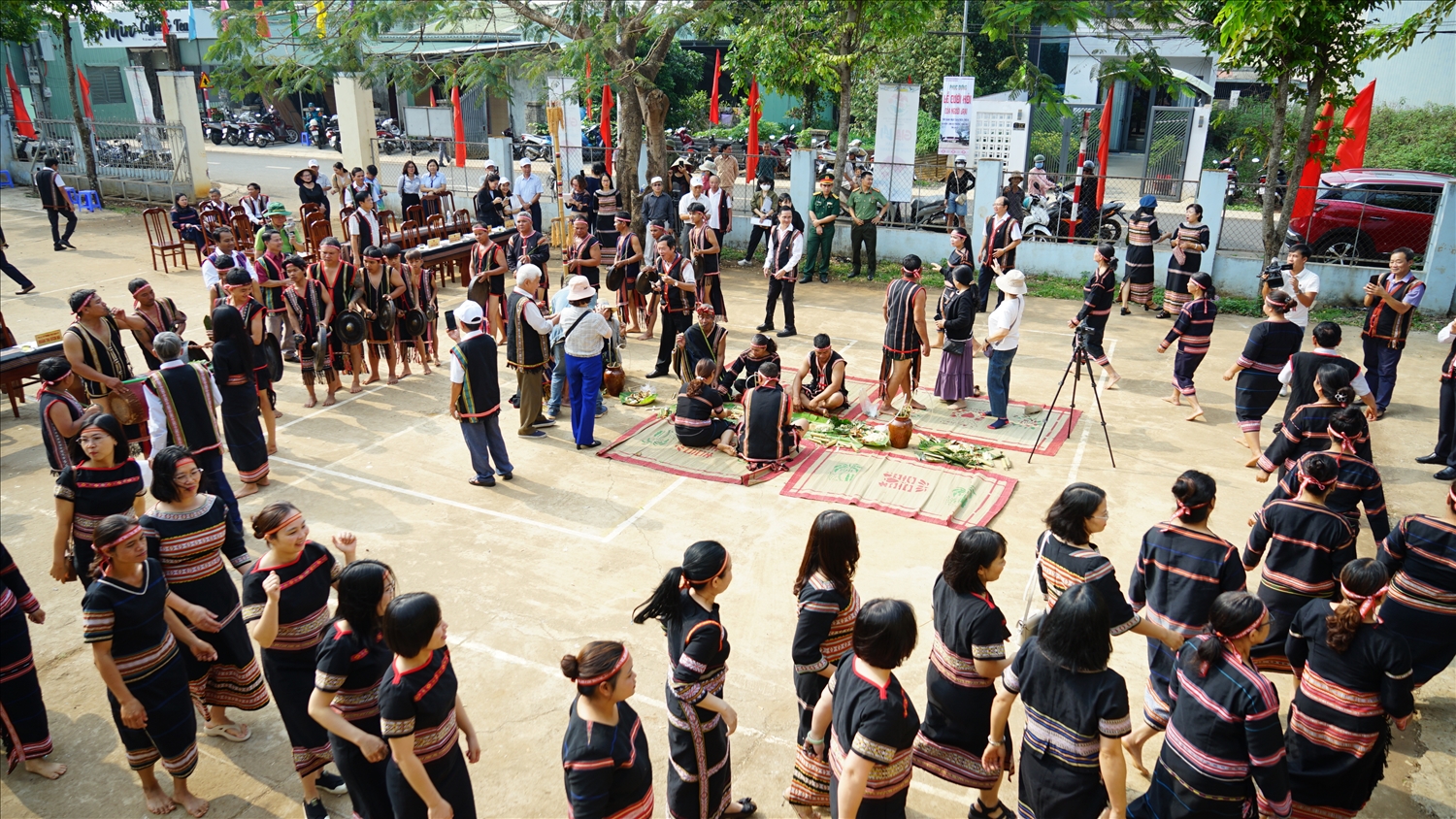 Làng Kep rộn ràng bởi tiếng chiêng ngân cùng sự tham gia của đông đảo người dân, du khách