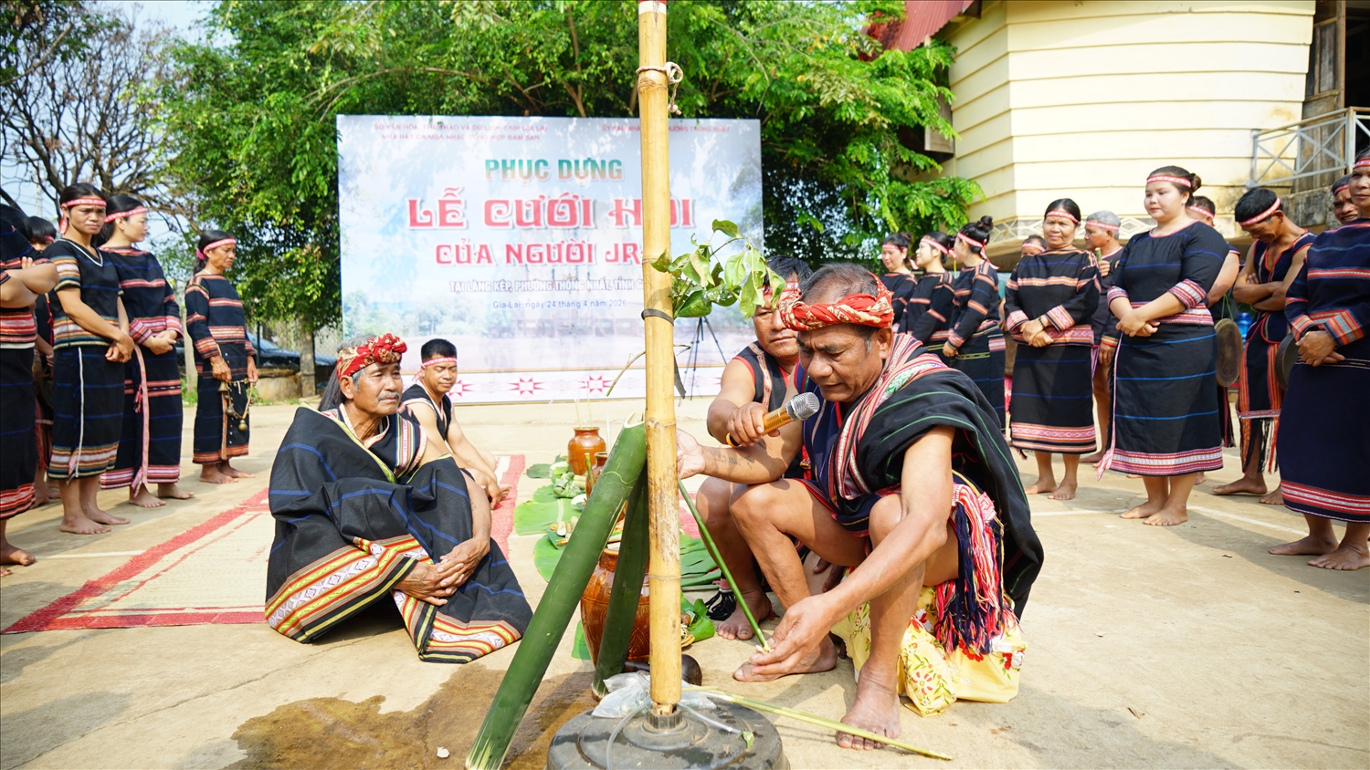 Già làng đọc lời cúng, mong thần linh mang những điều tốt đẹp đến cho đôi vợ chồng trẻ