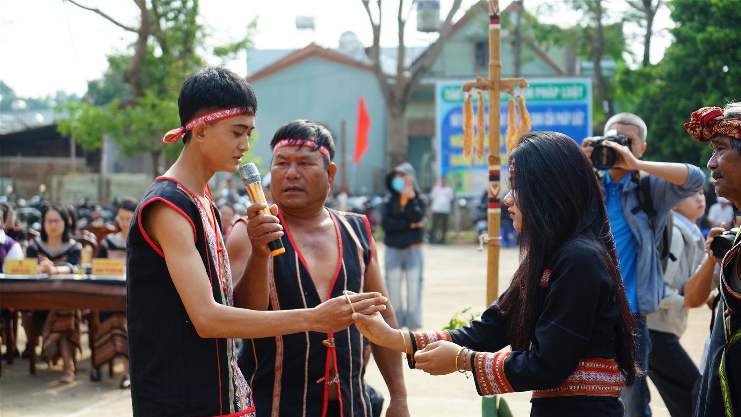 Nghi thức đeo vòng đồng đính ước trong nghi lễ, thể hiện lời thề gắn bó trọn đời của đôi trai gái