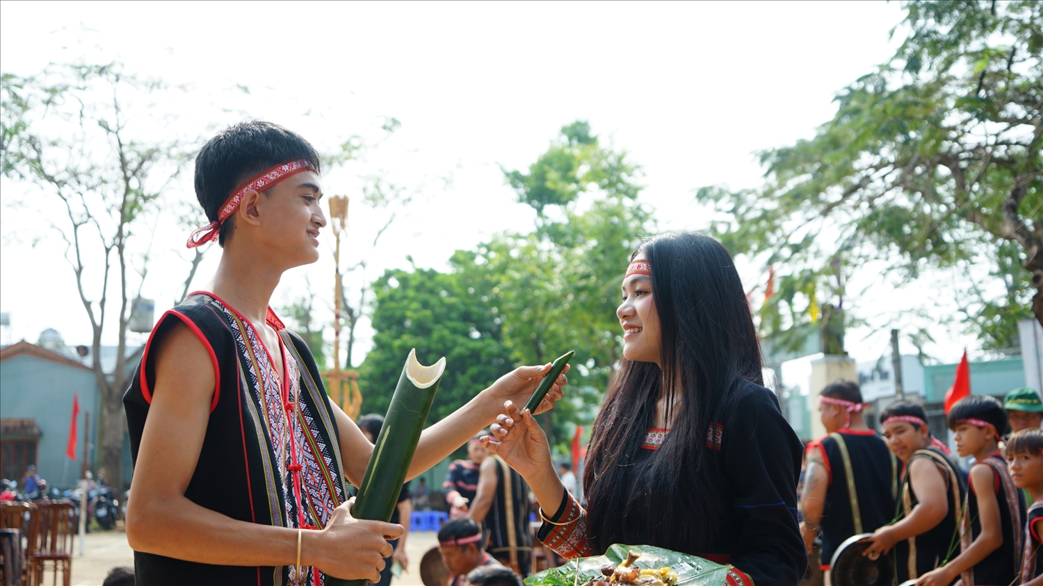 Đôi vợ chồng trẻ cùng ăn, uống trong sự chúc phúc của dân làng. 