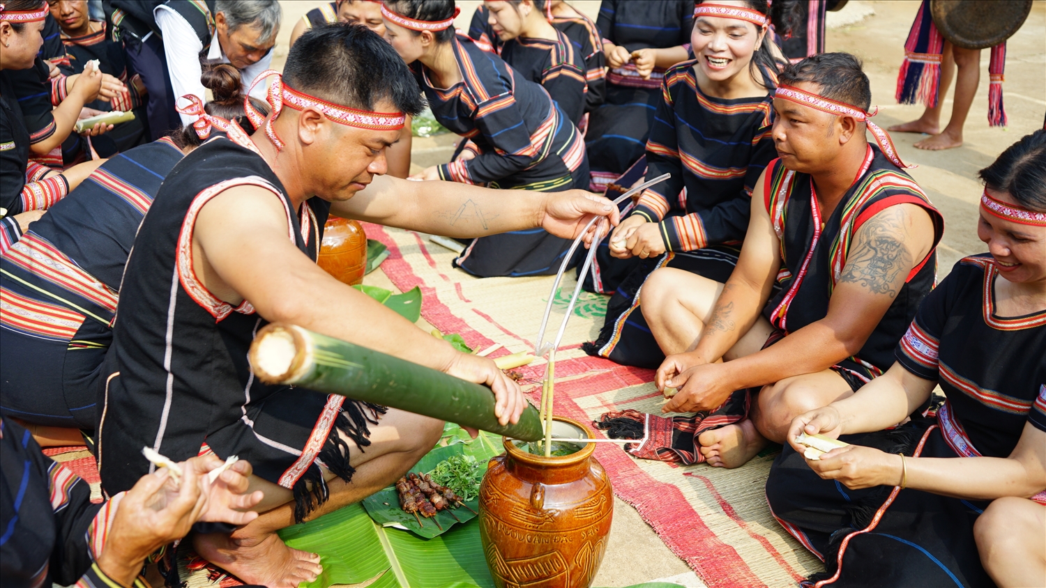 Dân làng cùng nhau chuẩn bị các khâu quan trọng trong thực hiện nghi lễ cưới hỏi của đồng bào Gia Rai