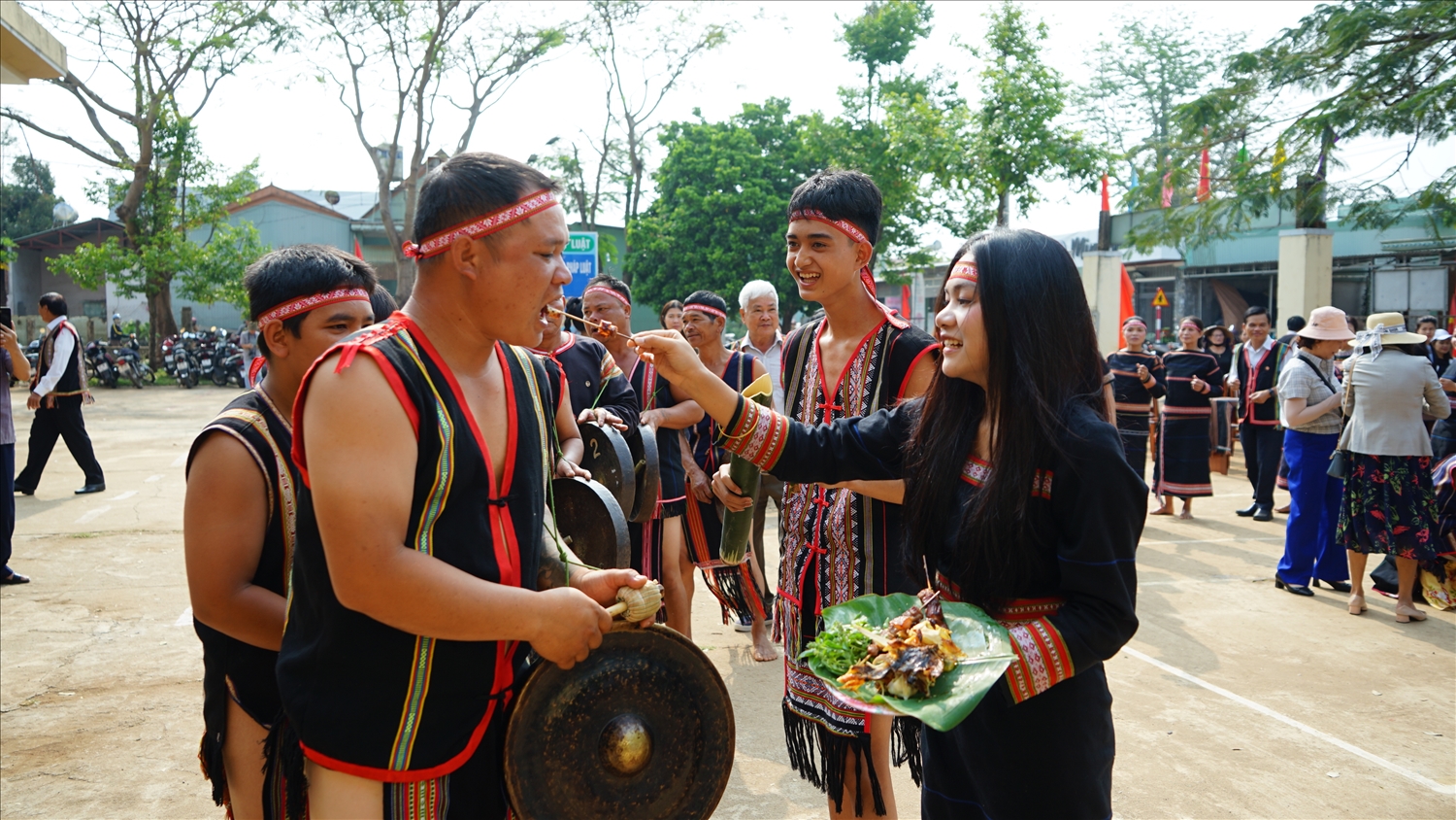 Đôi vợ chồng trẻ cùng mời dân làng ăn uống, chung vui trong ngày cưới