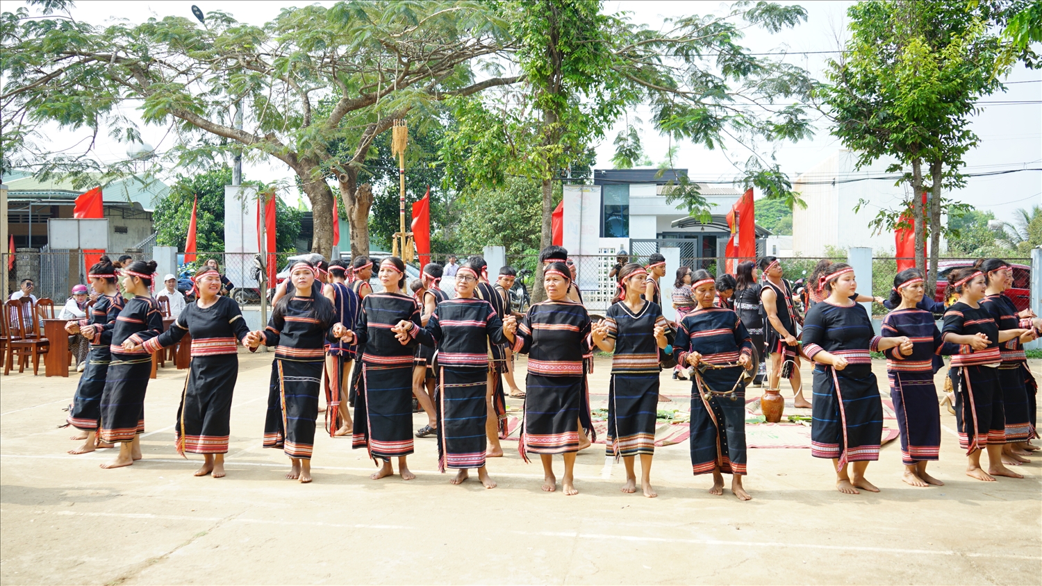 Tiếng chiêng hòa cùng nhịp xoang làm không gian ngày vui thêm rộn ràng