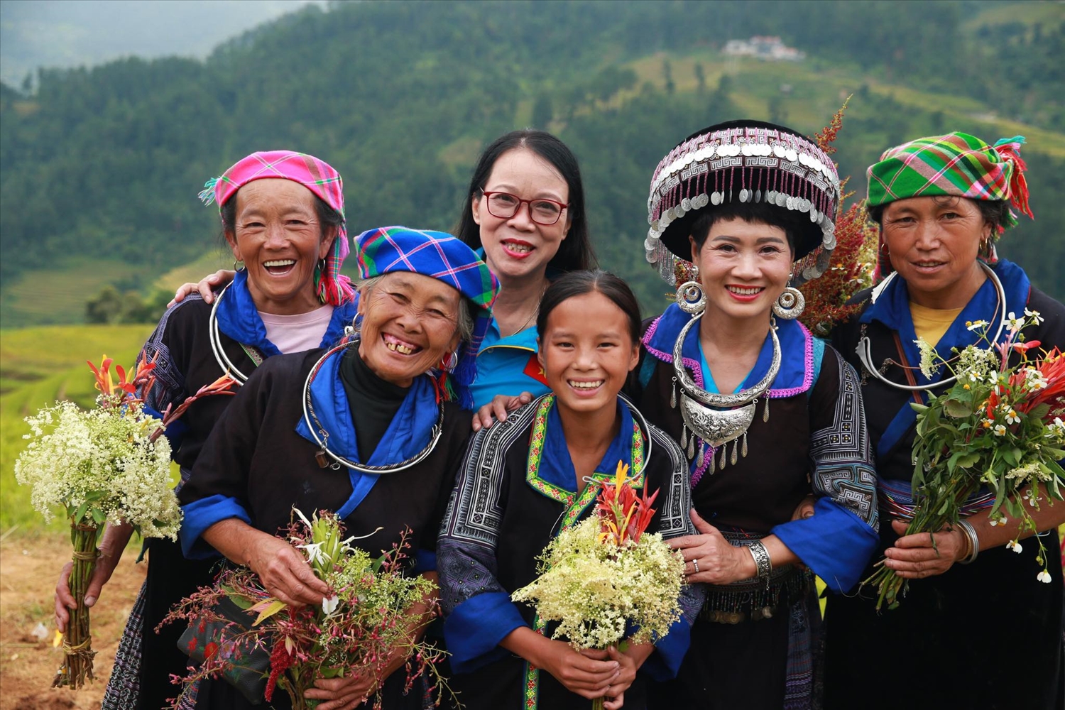 Bà Hoàng Thị Hạnh, nguyên Thứ trưởng Ủy ban Dân tộc (đeo kính) cùng đồng Mông xã Mù Cang Chải, tỉnh Lào Cai: Một lời giải thích về pháp luật từ miệng người có uy tín có giá trị bằng hàng chục buổi hội thảo