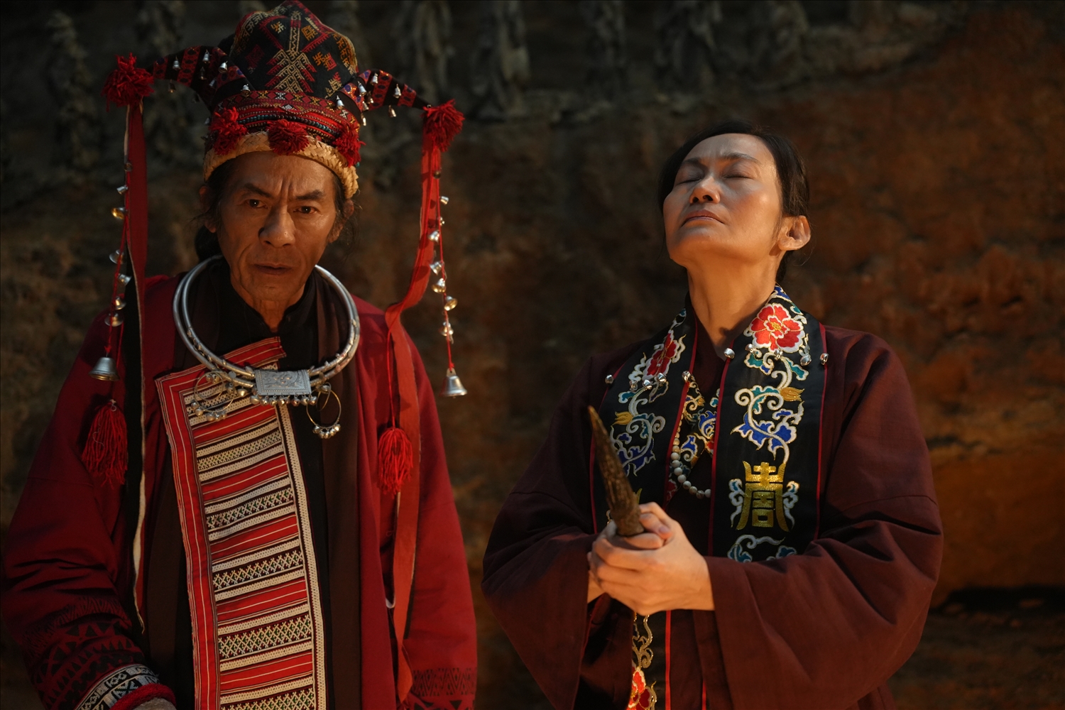 Diễn viên Hạnh Thúy (bên phải) trong vai Bà Huỳnh 