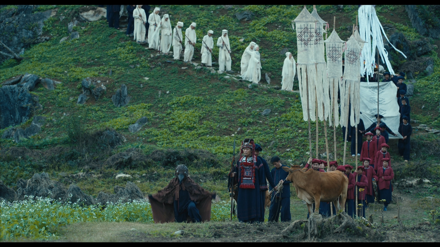 Một cảnh cắt trong phân đoạn đưa tang trên phim điện ảnh Phí Phông: Quỷ Máu Rừng Thiêng