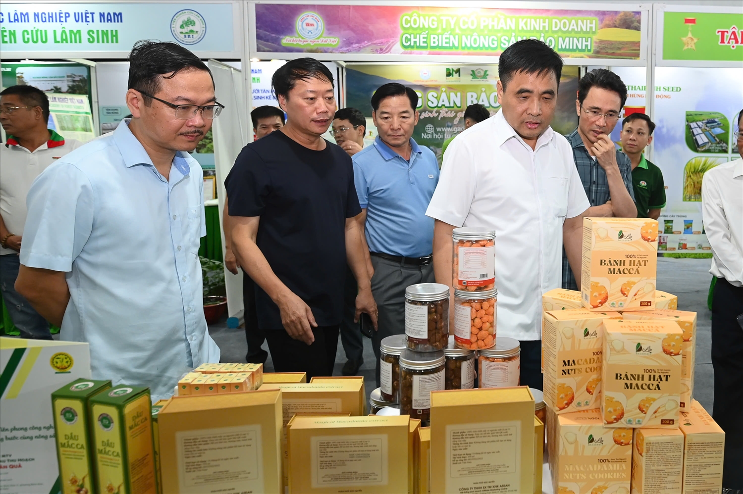 Thứ trưởng Nguyễn Quốc Trị (áo trắng) và các đại biểu tham quan các gian hàng trưng bày sản phẩm nông nghiệp đặc hữu của Lai Châu (Ảnh Trọng Bảo)