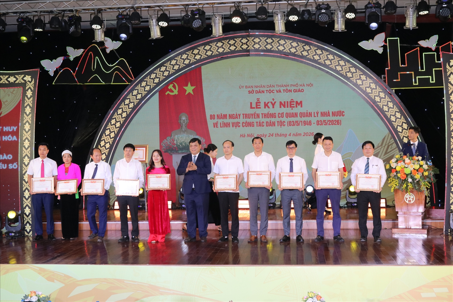 Thứ trưởng Nguyễn Hải Trung trao Bằng khen của Bộ trưởng Bộ Dân tộc và Tôn giáo cho các tập thể có thành tích xuất sắc trong công tác dân tộc và tôn giáo