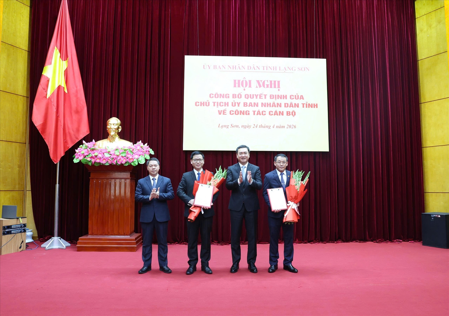 Lãnh đạo UBND tỉnh Lạng Sơn tặng hoa chúc mừng hai tân Giám đốc Sở Dân tộc và Tôn giáo và Sở Văn hoá Thể thao và Du lịch 