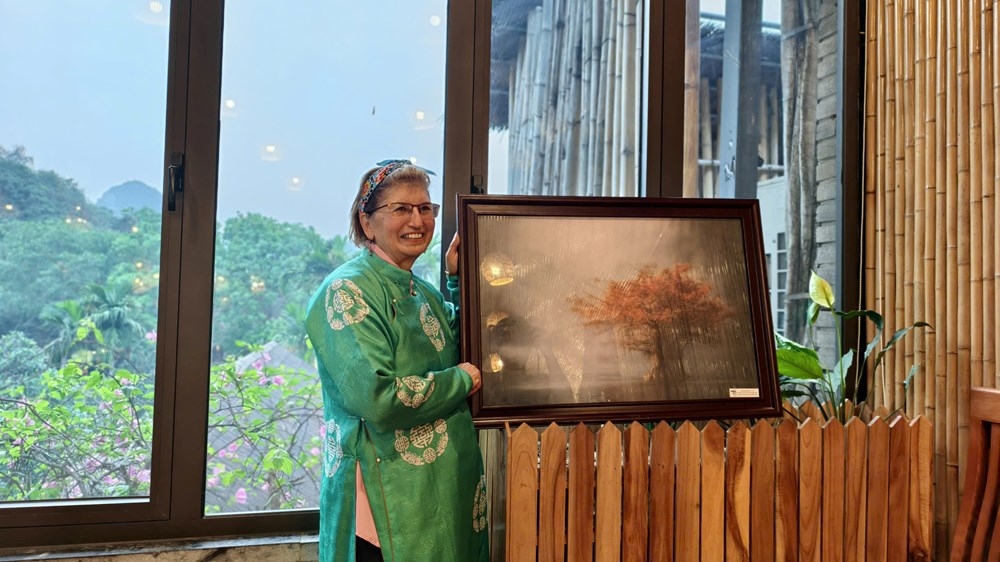 Nhiếp ảnh gia quốc tế tham quan triển lãm ảnh tại Thung Nham.