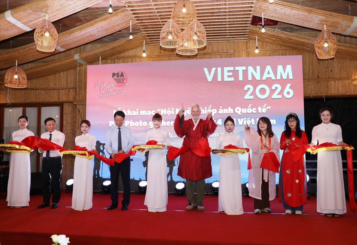 Các đại biểu cắt băng khai mạc triển lãm ảnh quốc tế.