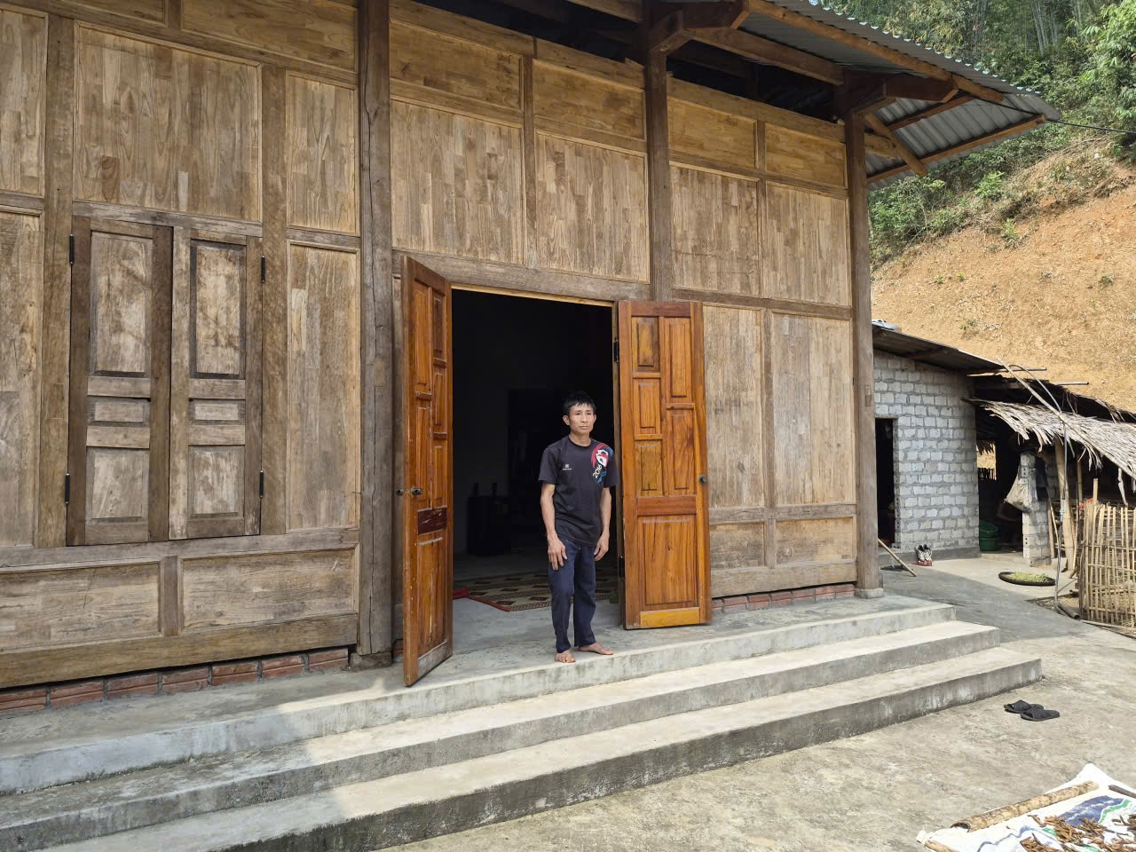 Người dân bản Sạy, xã Trung Thành bên ngôi nhà đã xây dựng, nay được phê duyệt hỗ trợ kinh phí làm nhà.