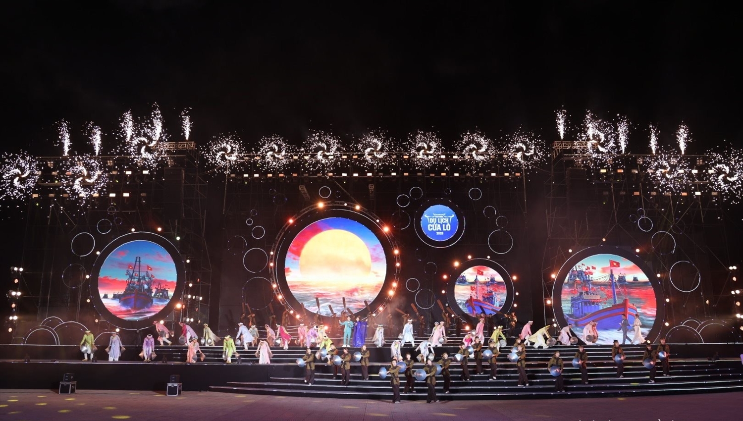 Một tiết mục trong chương trình nghệ thuật tại đêm khai mạc Festival du lịch Cửa Lò 2026 - Ảnh: ĐA