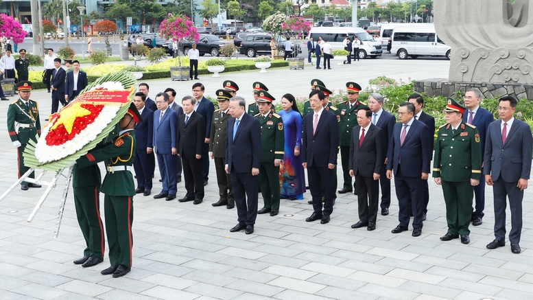 Tổng Bí thư, Chủ tịch nước Tô Lâm, Bí thư Quân ủy Trung ương cùng Đoàn công tác của Trung ương dâng hoa, dâng hương tưởng niệm các Anh hùng liệt sĩ tại Đài tưởng niệm TP. Đà Nẵng - Ảnh: Báo Đà Nẵng