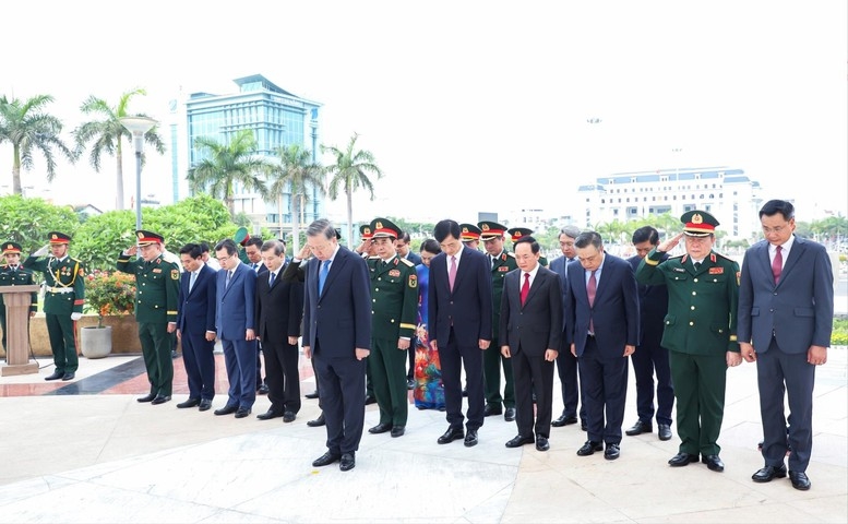 Tổng Bí thư, Chủ tịch nước Tô Lâm cùng Đoàn công tác Trung ương dành phút mặc niệm tưởng nhớ các anh hùng liệt sĩ - Ảnh: Báo Đà Nẵng