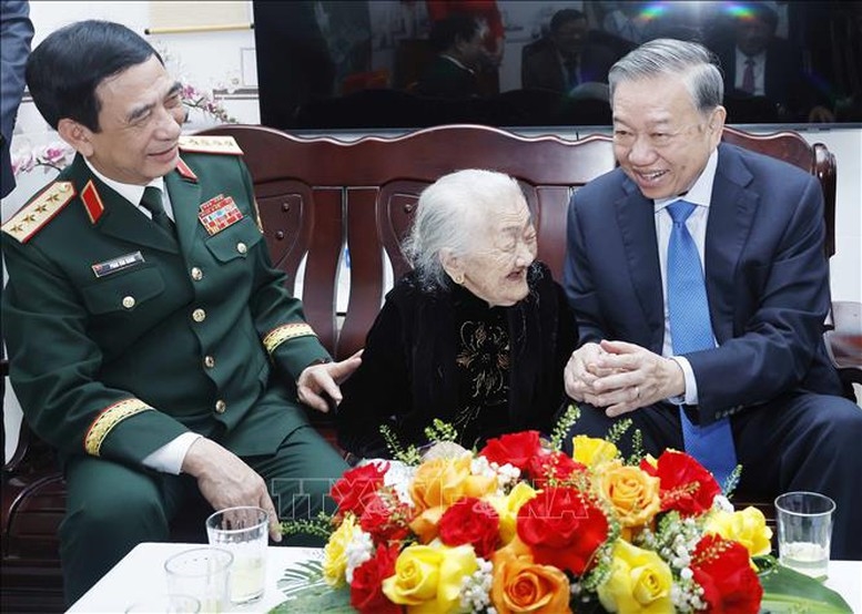 Tổng Bí thư, Chủ tịch nước Tô Lâm và Đoàn công tác của Trung ương đã đến thăm, tặng quà Mẹ Việt Nam Anh hùng Huỳnh Thị Mễ đang sống ở phường Hòa Cường, TP. Đà Nẵng - Ảnh: TTXVN