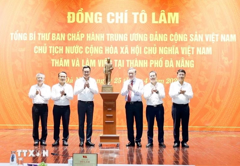 Tổng Bí thư, Chủ tịch nước Tô Lâm tặng Ban Thường vụ Thành ủy Đà Nẵng bức tượng Chủ tịch Hồ Chí Minh - Ảnh: TTXVN