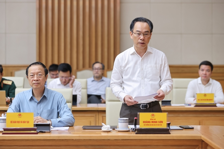 Bộ trưởng Bộ Giáo dục và Đào tạo Hoàng Minh Sơn báo cáo tại cuộc họp - Ảnh: VGP/Nhật Bắc