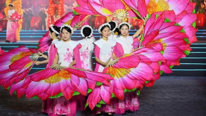 Tiết mục biểu diễn tại Khai mạc Lễ hội Làng Sen 2025. (Ảnh: THÀNH CƯỜNG)