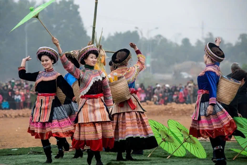 Chợ phiên “Sắc màu Lai Châu” tái hiện không gian miền núi, kết hợp các hoạt động vui chơi và giao lưu văn hóa. Ảnh: TL