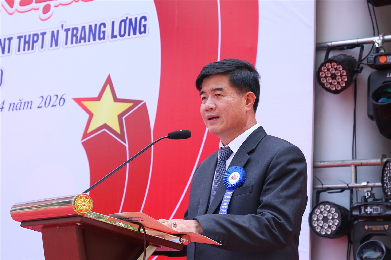 Phó Chủ tịch UBND tỉnh Đắk Lắk Nguyễn Thiên Văn ghi nhận, đánh giá cao những đóng góp của trường N’Trang Lơng