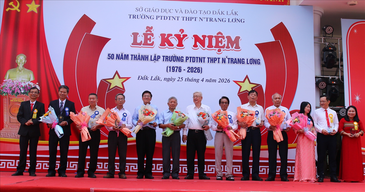 Ban Giám hiệu nhà trường tri ân các lãnh đạo nhà trường qua các thời kỳ 