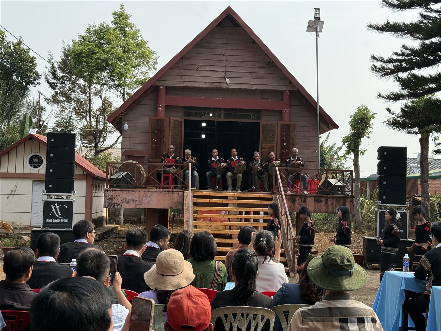 Đại biểu, người dân tập trung về nhà văn hóa buôn tham dự lễ cúng cầu mưa