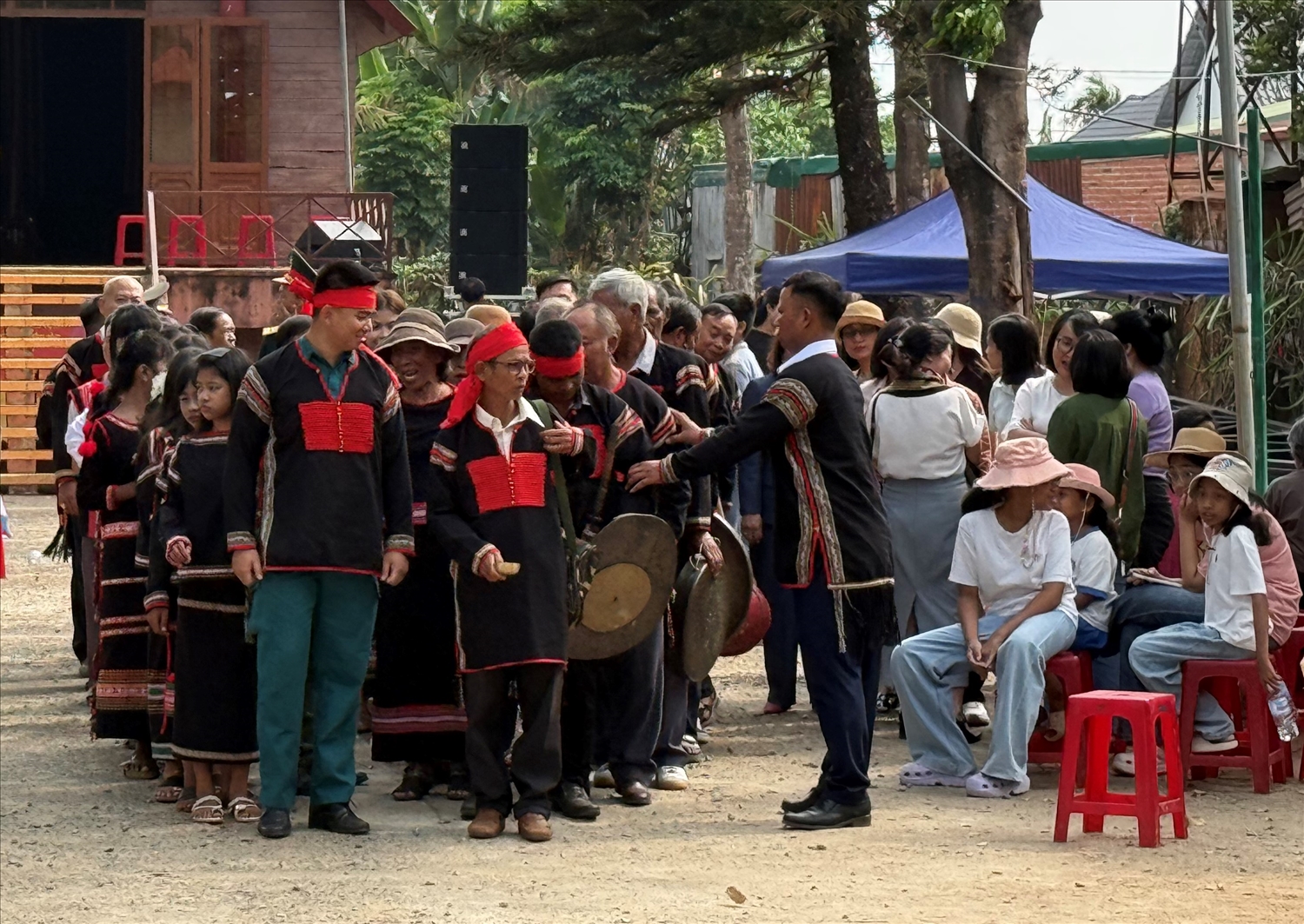Thầy cúng, hộ lễ, già làng và người dân di chuyển đến khu vực hành lễ