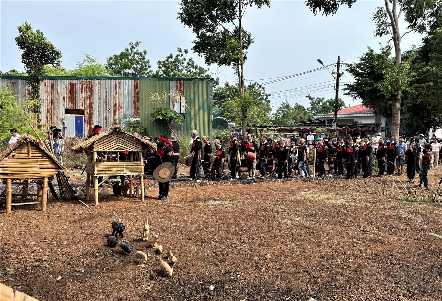 Nghi thức cúng cầu mưa được thực hiện tại khu đất trống trước nhà văn hóa