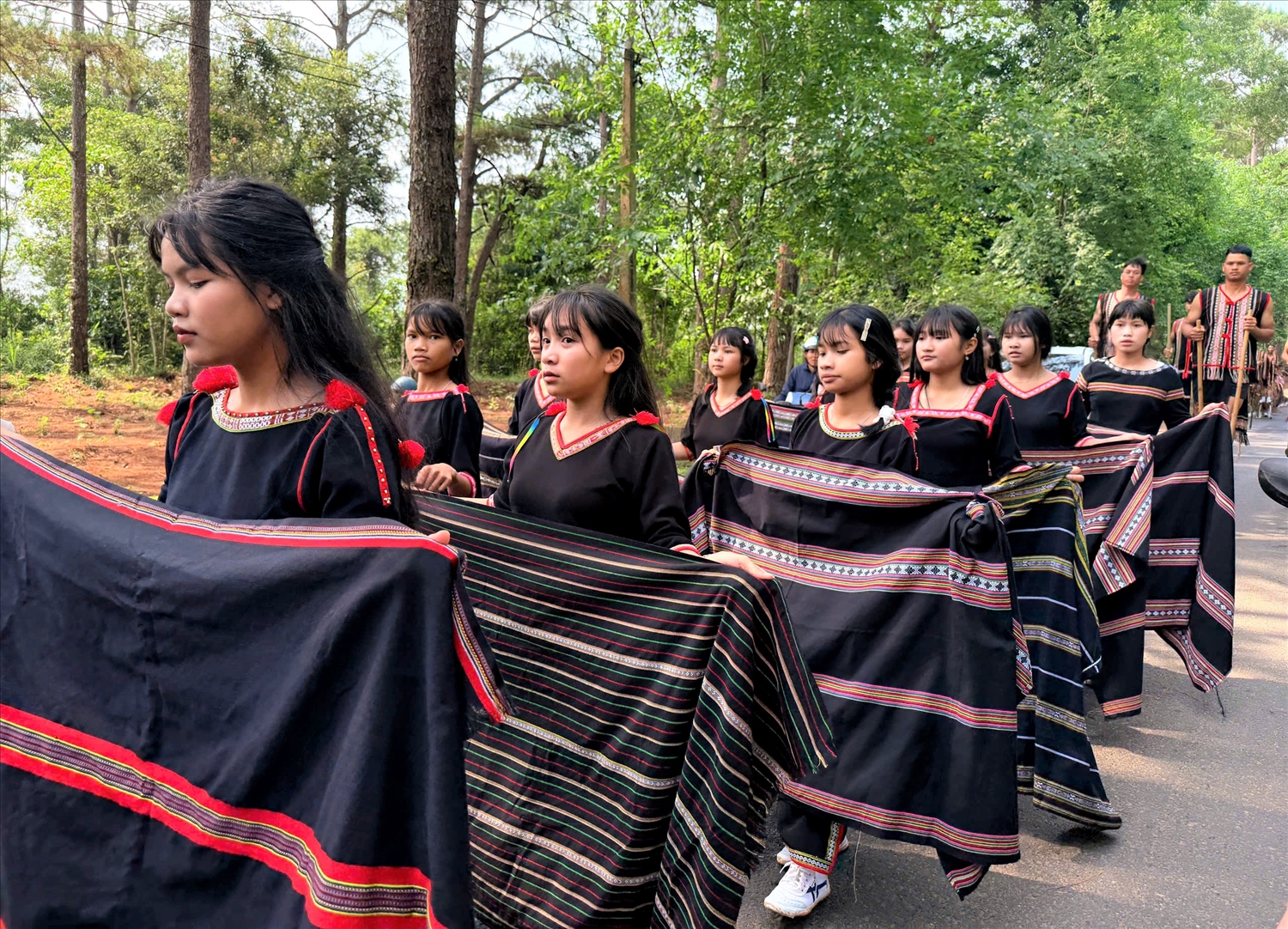 Các em học sinh trình diễn trang phục thổ cẩm tại Lễ hội đường phố