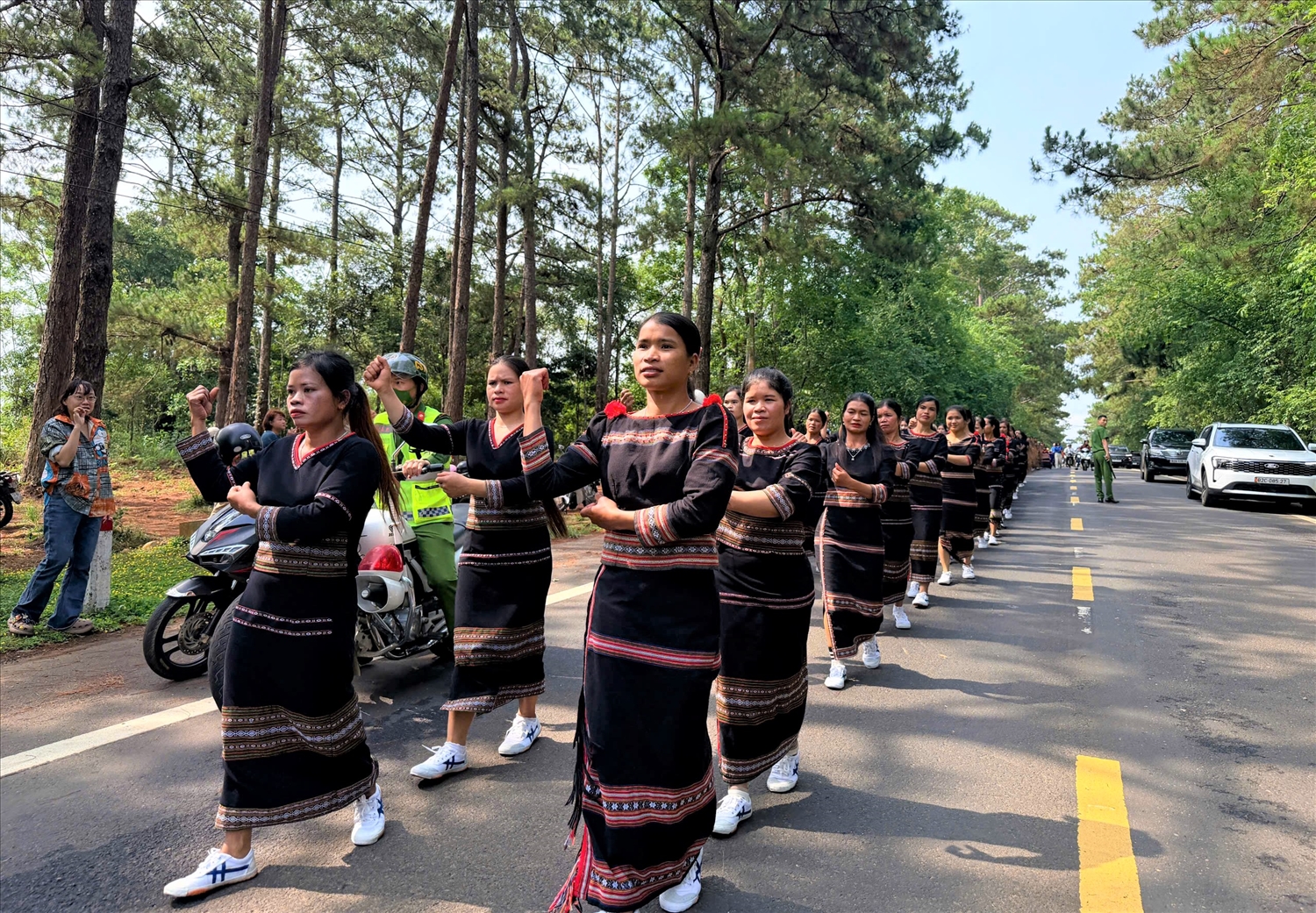 Các nghệ nhân tham gia trình diễn múa xoang tại Lễ hội đường phố