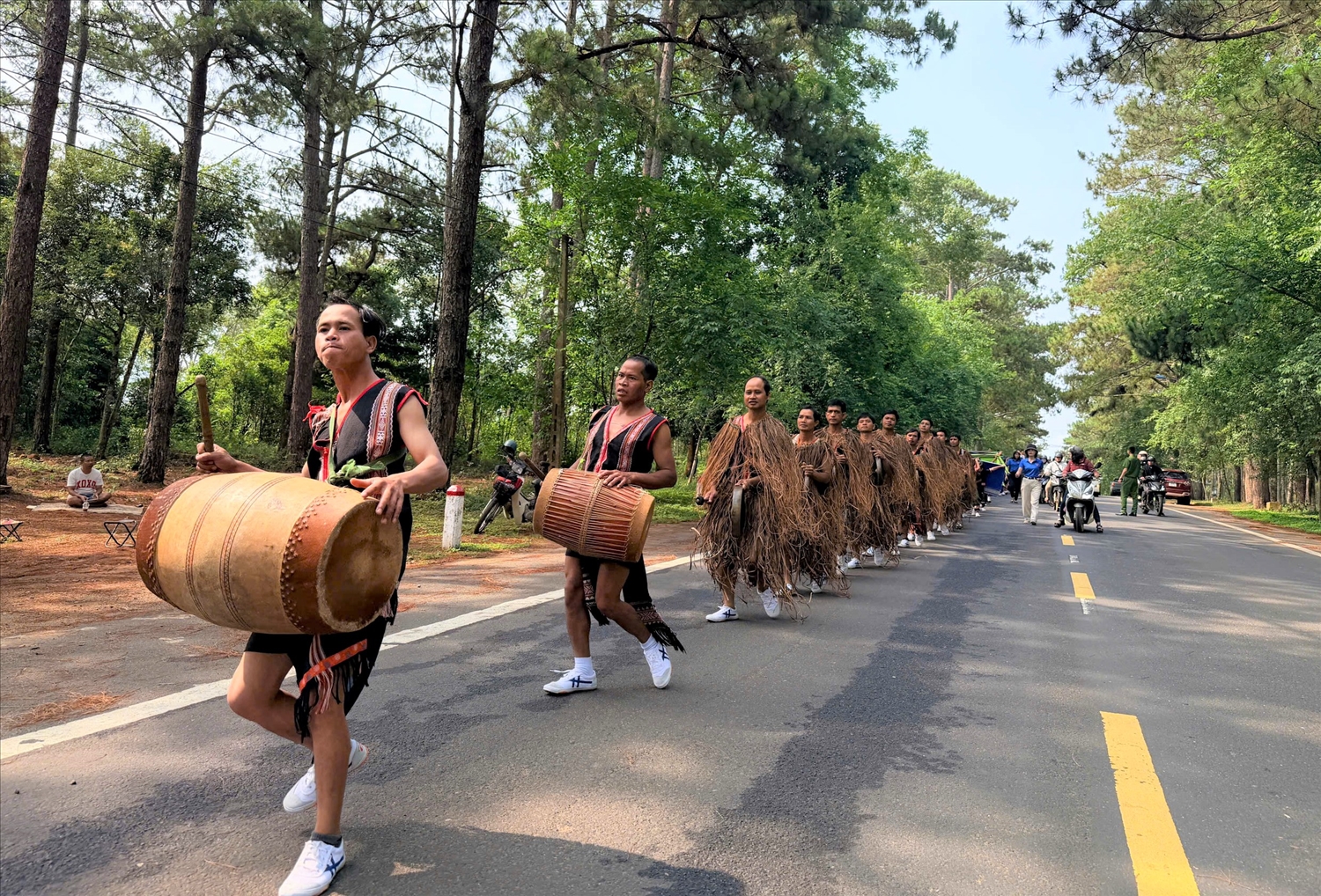 Các nghệ nhân tham gia trình diễn cồng chiêng tại Lễ hội đường phố