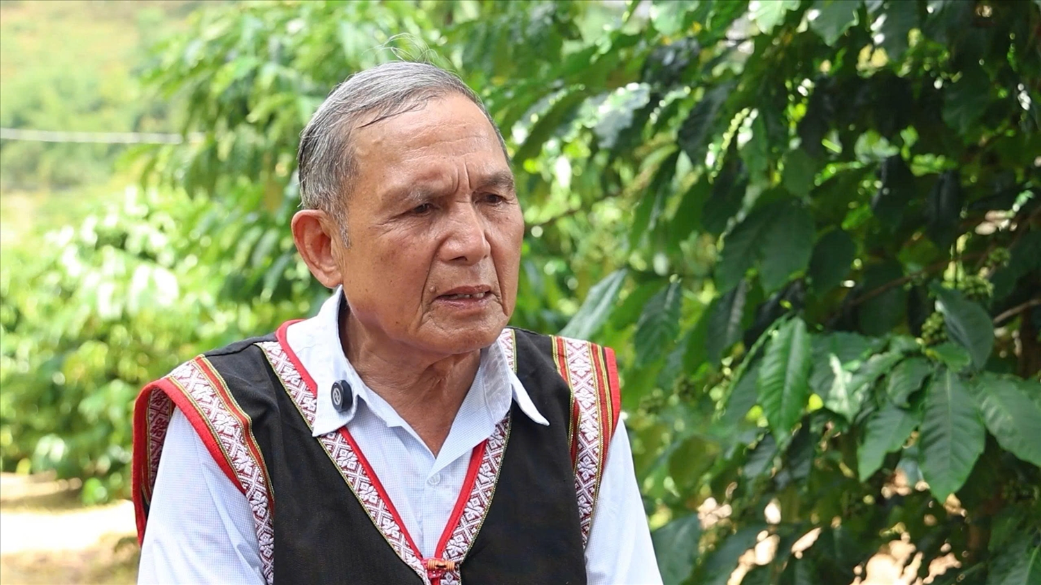 Già làng A Lào chia sẻ, tôi không có bằng cấp, nhưng tôi có đôi mắt để nhìn, có trái tim để yêu thương và có ý chí để giúp dân làng thay đổi. (Ảnh: Ngọc Chí)