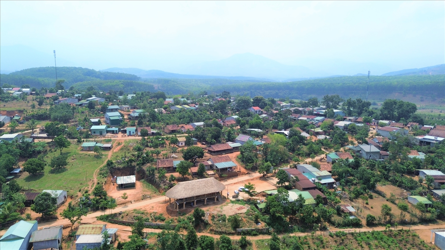 Bản làng vùng cao đang từng ngày đổi thay. (Ảnh: Ngọc Chí)