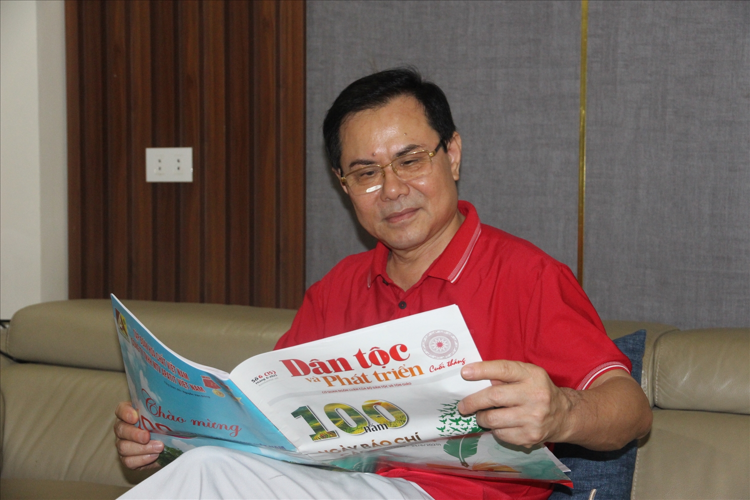 Mặc dù đã nghỉ hưu nhưng ông Ngọc vẫn thường xuyên theo dõi thông tin, tin tức vùng đồng bào DTTS qua báo đài. (Ảnh: Trọng Bảo)